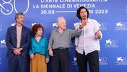 Das Filmteam um Regisseur Michael Mann am roten Teppich in Venedig bei der Premiere seines Filmes "Ferrari" © Vianney Le Caer/Invision/AP/dpa +++ dpa-Bildfunk Foto: Vianney Le Caer