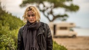 Szene in der Diane Kruger ernst und nachdenklich zu Boden blickt © 2016 Warner Bros. Ent. 