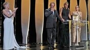 US-Schauspielerin Sharon Stone (v.l.), Vincent Lindon (Schauspieler), Regisseurin Julia Ducournau und Schauspielerin Agathe Rousselle bei der Übergabe der Goldenen Palme von Cannes für "Titane" © Vadim Ghirda/AP/dpa -Bildfunk 