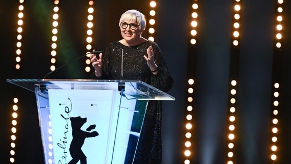 Claudia Roth hält eine Rede auf der Berlinale 2022. © picture alliance/dpa | Monika Skolimowska 
