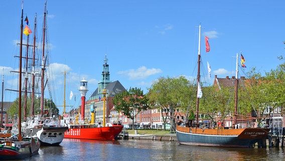 Der Ratsdelft im Emden mit Rathaus im Hintergrund © NDR Foto: Patricia Batlle