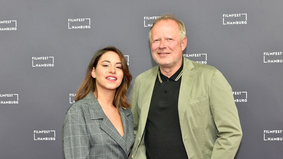 Die Schauspieler Almila Bagriacik (links) und Axel Milberg alias Kommissar Borowski lächeln auf einer Tatort-Premiere beim Filmfest Hamburg Die Schauspieler Almila Bagriacik (links) und Axel Milberg alias Kommissar Borowski lächeln auf einer Tatort-Premiere beim Filmfest Hamburg © Filmfest Hamburg Foto: Martin Kunze