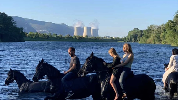 Mehrere Personen reiten auf Pferden am Meer. © Internationales Filmfest Oldenburg 