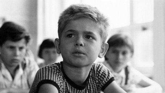 Schwarzweiß-Aufnahme aus dem DEFA-Kinderfilm "Kaule": ein Junge mit Sommersprossen und Strubbelhaaren. © © DEFA-Stiftung/Erkens, Zillmer 