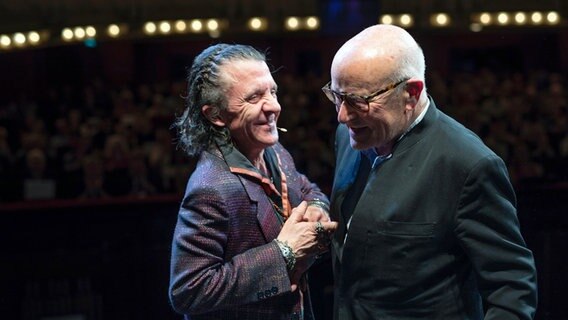 Schauspieler David Bennent (links) und Regisseur Volker Schlöndorff beim Filmkunstfest MV auf der Bühne © Frank Hormann/dpa Foto: Frank Hormann