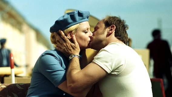 Irene (Katharina Schubert) und Dieter Striesow (Oliver Stokowski) im Film Friedliche Zeiten © Kinowelt 