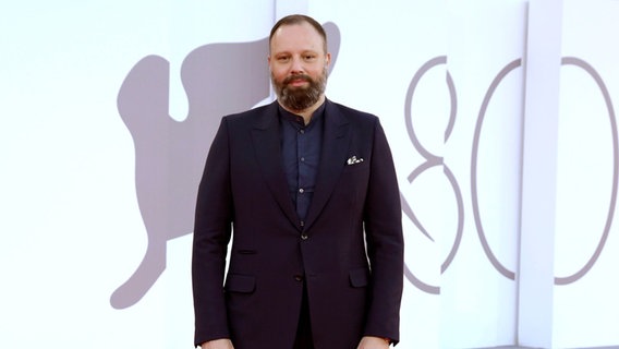 Il regista Giorgos Lanthimos in abito nero alla Mostra del Cinema di Venezia 2023. © Foto di Photo Alliance Foto: Anna Maria Tenginou