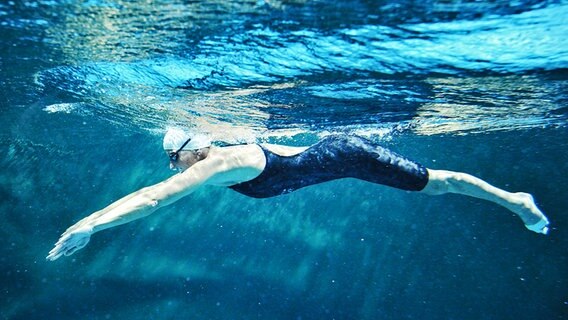 Schwimmerin Kirsten Bruhn im Wasser © Parapictures Film Production GmbH 