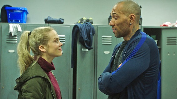 Ane Dahl Torp als Helena Mikkelsen mit Ex-Fußballprofi John Carew in der norwegischen TV-Serie "Home Ground" als Fußballtrainierin einer Männer-Erstligamannschaft © NRK 