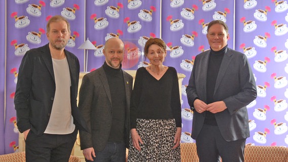 Drei Männer im Anzug und eine Frau stehen beim Berlinale-Empfang der Filmförderung "Moin" der Berlinale © NDR Foto: Patricia Batlle