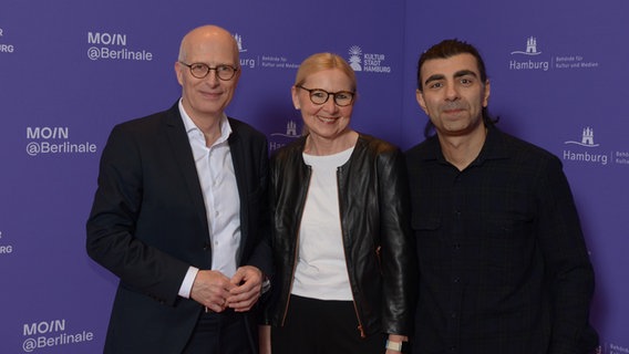 Fatih Akin, Regisseur (r.) mit dem Ehepaar Tschentscher beim Berlinale-Empfang der Filmförderung "Moin" © NDR Foto: Patricia Batlle