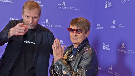 Monika Treut mit Sonnenbrille - und Moin-Chef Helge Albers beim Berlinale-Empfang der Filmförderung "Moin" © NDR Foto: Patricia Batlle