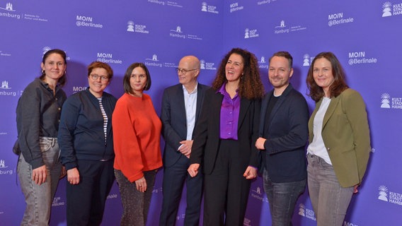 Das Team vom Filmfest Hamburg 2024 beim Berlinale-Empfang der Filmförderung "Moin" © NDR Foto: Patricia Batlle