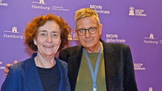 Hermine Huntgeburth (Regisseurin, links) mit Filmfestivalchef Thomas Hailer beim Berlinale-Empfang der Filmförderung "Moin" © NDR Foto: Patricia Batlle