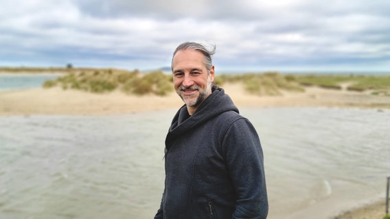 Ein Mann in einer Strandlandschaft © Presse Deutsches Naturfilmfestival Foto: Agata Liolios