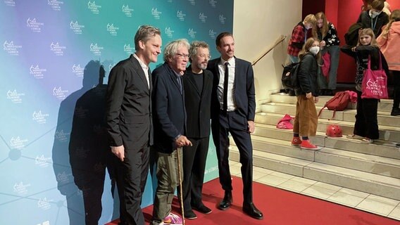 Von links nach rechts: Die Regisseure von "Music For Black Pigeons" Jørgen Leth und Andreas Koefoed, dann folgt Musiker Jakob Bro. © NDR / Linda Ebener Foto: Linda Ebener