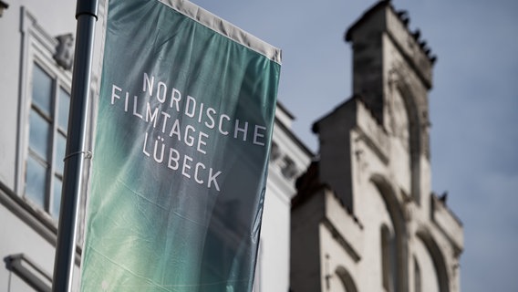 Fahnen mit dem Hinweis auf die Nordischen Filmtage Lübeck © dpa-Bildfunk/Rainer Jensen Foto: Rainer Jensen