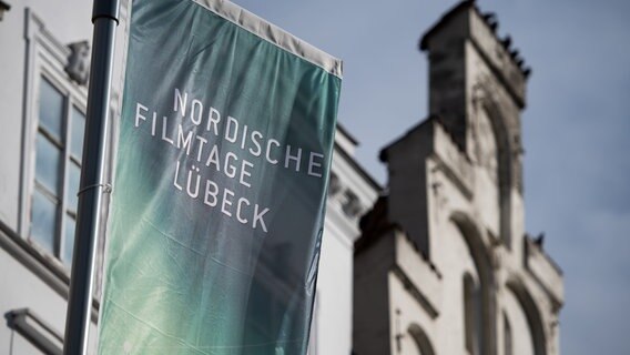 Fahnen mit dem Hinweis auf die Nordischen Filmtage Lübeck © dpa-Bildfunk/Rainer Jensen Foto: Rainer Jensen