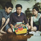 Eine Familie bastelt Pizzapappkartons zusammen - Szene aus "Parasite" von Bong Joon Ho, Gewinner der Goldenen Palme von Cannes 2019 © Koch Films 