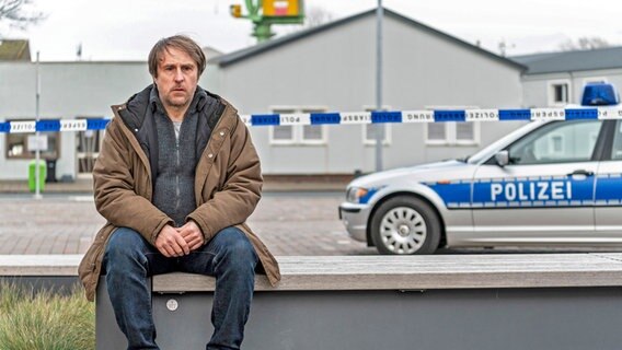 Sörensen (Bjarne Mädel) sitzt auf einer Mauer © Claussen+Putz Filmproduktion GmbH Foto: Michael Ihle