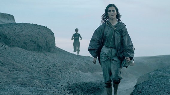 Schauspielerin Nora Arnezeder läuft mit Waffe in einem Schiffswrack - Szene aus Tim Fehlbaums deutsch-Schweizer-Berlinale-Film (Reihe Special) "Tides" Schauspielerin Nora Arnezeder läuft mit Waffe in einem Schiffswrack - Szene aus Tim Fehlbaums deutsch-Schweizer-Berlinale-Film (Reihe Special) "Tides" © 2021 Constantin Film Verleih GmbH / Gordon Timpen / BerghausWöbke Filmproduktion GmbH Foto: Gordon Timpen