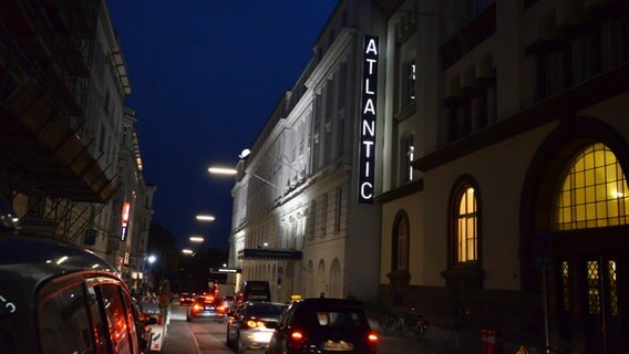 Der Haupteingang des Hamburger Luxushotels Atlantic in der Nachtbeleuchtung © NDR Foto: Patricia Batlle