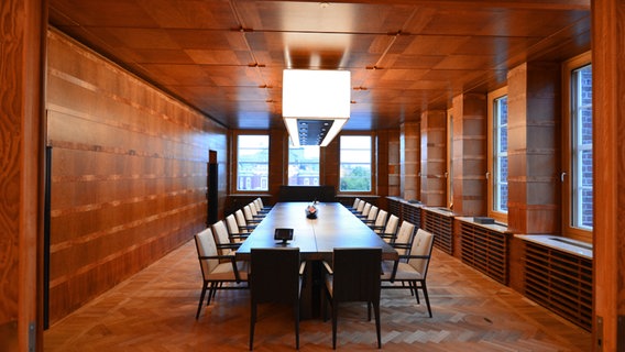 Ein getäfelter Raum im Brahms Kontor in Hamburg mit langem Tisch © NDR Foto: Patricia Batlle