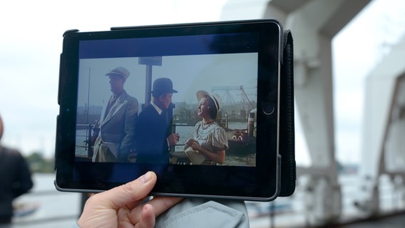 Auf einem Tablet ist eine Filmszene aus "Große Freiheit Nr. 7" mit Hans Albers zu erkennen © NDR Foto: Patricia Batlle