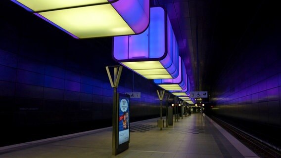 Die futuristisch anmutende, blau beleuchtete U-Bahn-Haltestelle Hafencity Universität in Hamburg © NDR Foto: Patricia Batlle