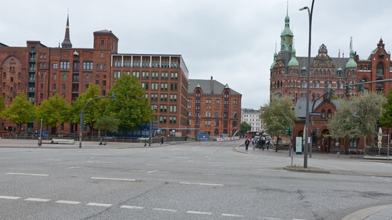 Der Brooktorkai kreuzt den Sandtorkai - einer der vielen Drehorte in der Hafencity Hamburgs © NDR Foto: Patricia Batlle