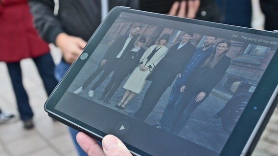 "The Story Of My Wife" - ein Setfoto auf einem Tablet vom Filmdreh in Hamburg mit Léa Seydoux, Regisseurin Ildikó Enyedi und Schauspieler Gijs Naber und der Filmförderung Hamburg Schleswig-Holstein "The Story Of My Wife" - ein Setfoto auf einem Tablet vom Filmdreh in Hamburg mit Léa Seydoux, Regisseurin Ildikó Enyedi und Schauspieler Gijs Naber und der Filmförderung Hamburg Schleswig-Holstein © NDR Foto: Patricia Batlle