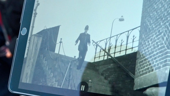 Am Elbschlösschen führt eine Treppe herab zur Elbe - einer der vielen Drehorte in der Hafencity Hamburgs, etwa für Edgar Wallaces "Tote Augen in London" Am Elbschlösschen führt eine Treppe herab zur Elbe - einer der vielen Drehorte in der Hafencity Hamburgs, etwa für Edgar Wallaces "Tote Augen in London" © NDR Foto: Patricia Batlle