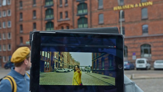 In der Straße Pickhuben wurde eine Szene des Filmes "Electric Girl" gedreht - die Szene ist auf einem Tablet zu erkennen © NDR Foto: Patricia Batlle