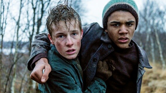Wolfgangs (Louis Hofmann, links) bester Freund in Freistatt ist Anton (Langston Uibel).
© SWR/Boris Laewen © SWR/Boris Laewen Foto: Boris Laewen