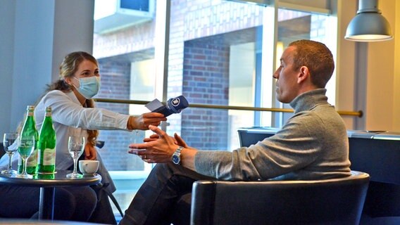 Fußballprofi Hannes Thór Halldórsson im Interview mit dem NDR bei den Nordischen Filmtagen Lübeck 2021 © NDR Foto: Patricia Batlle