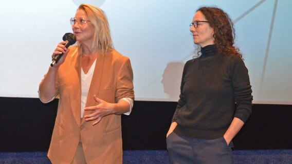 Trine Dyrholm und Annette K. Olsesen (r.) zu Gast bei den Nordischen Filmtagen Lübeck 2021 © NDR Foto: Patricia Batlle