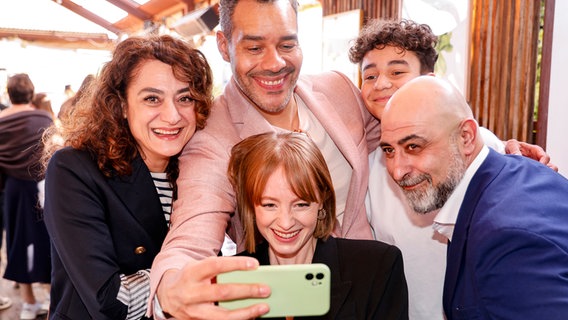 Ein Teil der Schauspiel-Teams von "Das Lehrerzimmer" macht fröhlich einen Selfi beim Oscars-Empfang der German Films in Los Angeles © German Films/ Kurt Krieger Foto: Kurt Krieger