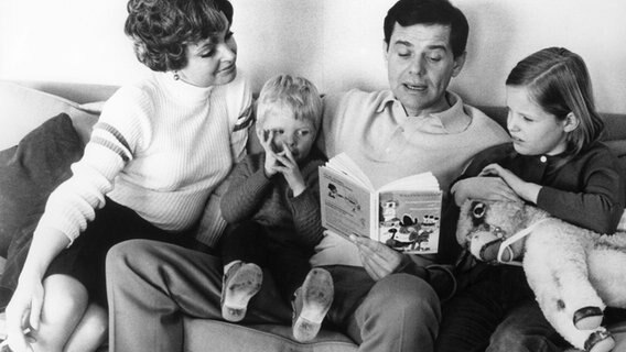 Walter Giller liest seiner Familie aus seinem Kinderbuch vor © dpa 