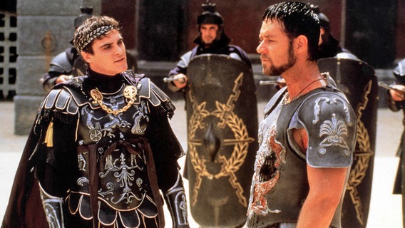 Filmszene aus "Gladiator" mit Joaquin Phoenix (links) und Russell Crowe von Ridley Scott © Mary Evans Picture Library 
