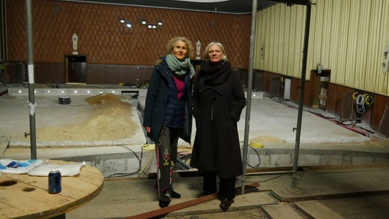Elisabeth von Wedel und Nicola Piezunka von der Kulturgenossenschaft stehen auf der Baustelle in einem ehemaligen britischen Truppenkino. © NDR Foto: Helgard Füchsel