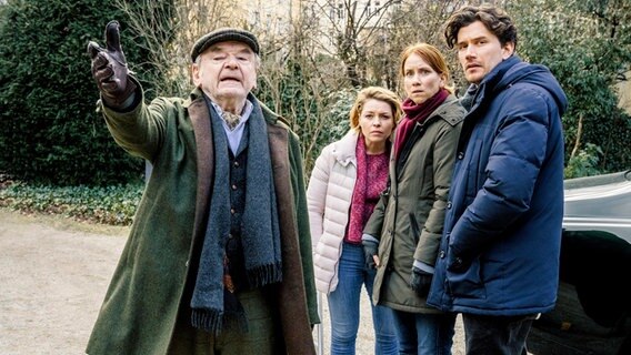 Herzinger erklärt den verduzten Paaren seinen Vorschlag. © BR/die film gmbh/Hendrik Heide 
