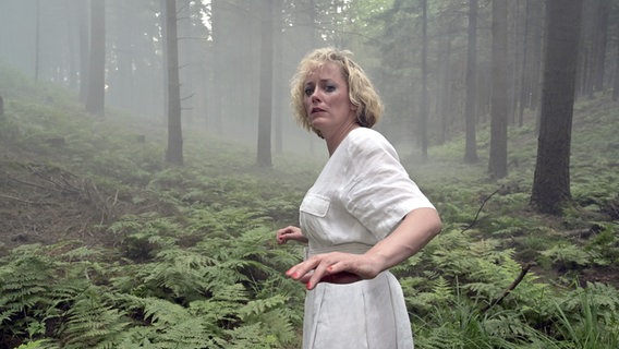 Szene aus dem Film "Das Geheimnis des Totenwaldes" mit Matthias Brandt und Karoline Schuch Szene aus dem Film "Das Geheimnis des Totenwaldes" mit Matthias Brandt und Karoline Schuch © NDR/ConradFilm, Bavaria Fiction 2020