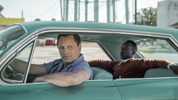 Tony (Viggo Mortensen) und Don Shirley (Mahershala Ali) geben ein ungewöhnliches Paar ab - Szene aus dem Film "Green Book" © Entertainment One 