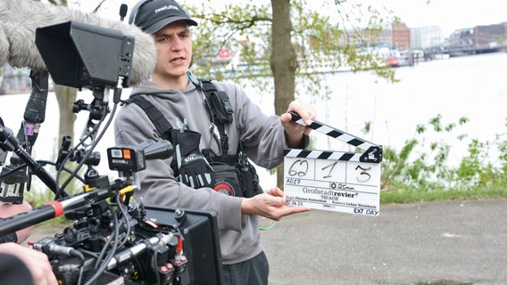 Ein Mann Dreharbeiten am Hafen zum Spielfilm "Triage" der Serie "Großstadtrevier" mit Maria Ketikidou in Hamburg © NDR Foto: Patricia Batlle