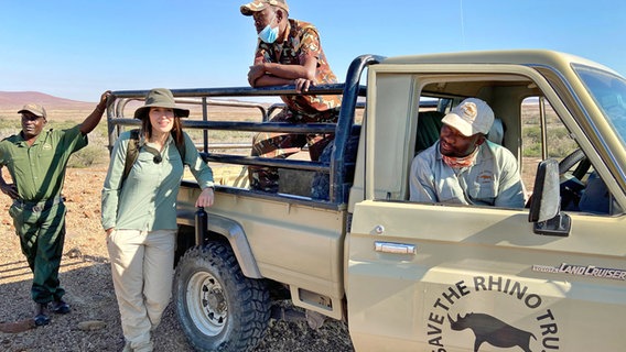 Hannah Emde in "Hannah goes wild" - die NDR Dokuserie - mit dem Team der Anti-Wilderer-Einheit Fremde auf Patrouille Hannah Emde in "Hannah goes wild" - die NDR Dokuserie - mit dem Team der Anti-Wilderer-Einheit Fremde auf Patrouille © NDR/doclights/Tina Muffert Foto: Tina Muffert