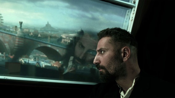 Szene aus "Hinterland": Kriminalinspektor Peter Perg (Murathan Muslu) blickt auf Wien. © SquareOne Entertainment 