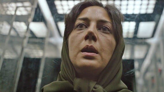 A woman looks worried and has sweat beads on her forehead - scene from the competition in Cannes "The Holy Spider" by Ali Abbasi © Profile Pictures, One Two Films, Alamode Film) 