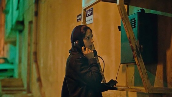 Journalistin Rahimi (Zar Amir Ebrahimi) am Telefon - Szene aus dem Kinothriller "Holy Spider" © Foto: Alamode Film/dpa 