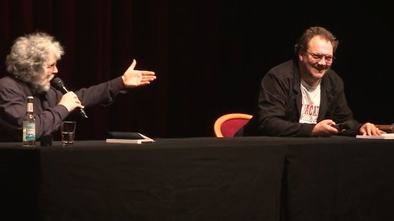 Charly Hübner (rechts) mit  Hans-Dieter Schütt im April bei einer Lesung in Rostock © NDR Screenshots 