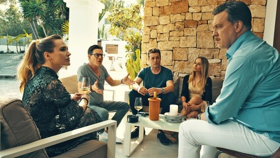 Szene aus der Mini-Serie "Die Ibiza Affäre" mit Heinz-Christian Strache (Andreas Lust, 2.v.l) mit der Millionen-Erbin (Anna Gorshkova, l.) über Deals Szene aus der Mini-Serie "Die Ibiza Affäre" mit Heinz-Christian Strache (Andreas Lust, 2.v.l) mit der Millionen-Erbin (Anna Gorshkova, l.) über Deals © Petro Domenigg/W&B Television/epa film/Sky/dpa bildfunk Foto: Petro Domenigg